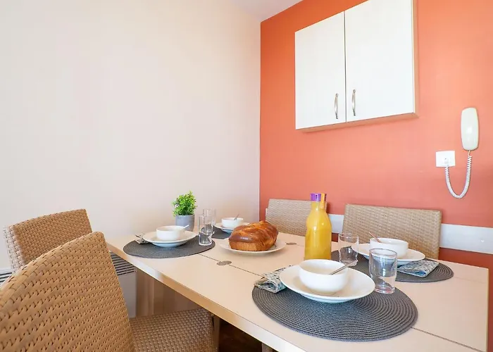 L'esquinade - H4 233 By Interhome Saint-Raphaël